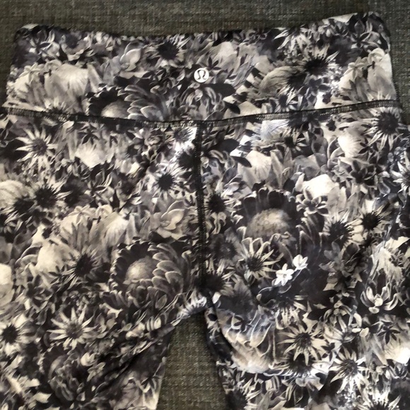 Lulu Lemon B/W floral ankle Cropped pants - Picture 3 of 3